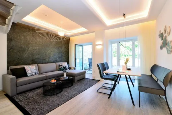 Wohn/Essbereich: Sofa, Sitzbereich, Essbereich, TV, Zugang zur Terrasse  FeWo Gooddays in PRORA Familien-Maisonette mit Terrasse & Balkon - 8.02