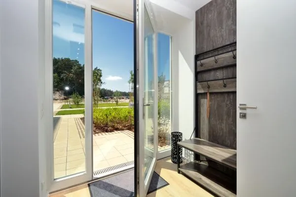 Wohn/Essbereich: Sofa, Sitzbereich, Essbereich, TV, Zugang zur Terrasse  FeWo Gooddays in PRORA Familien-Maisonette mit Terrasse & Balkon - 8.02