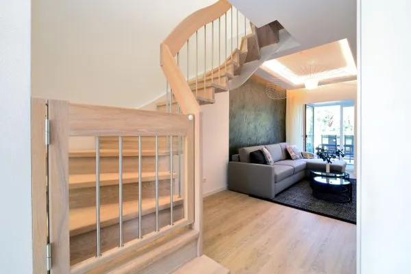 Wohn/Essbereich: Sofa, Sitzbereich, Essbereich, TV, Zugang zur Terrasse  FeWo Gooddays in PRORA Familien-Maisonette mit Terrasse & Balkon - 8.02