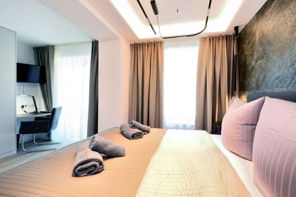 Schlafzimmer 1: Doppelbett (180x200), TV, Zugang zum Balkon  FeWo Gooddays in PRORA Familien-Maisonette mit Terrasse & Balkon - 8.02