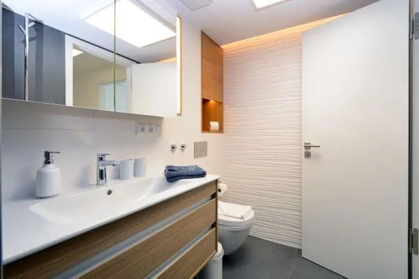 Badezimmer: Regendusche, WC, Haartrockner, beleuchtete Badespiegel  FeWo Gooddays in PRORA Familien-Maisonette mit Terrasse & Balkon - 8.02