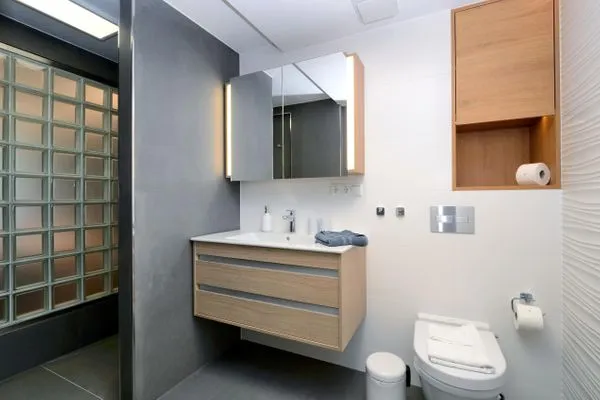 Badezimmer: Regendusche, WC, Haartrockner, beleuchtete Badespiegel  FeWo Gooddays in PRORA Familien-Maisonette mit Terrasse & Balkon - 8.02