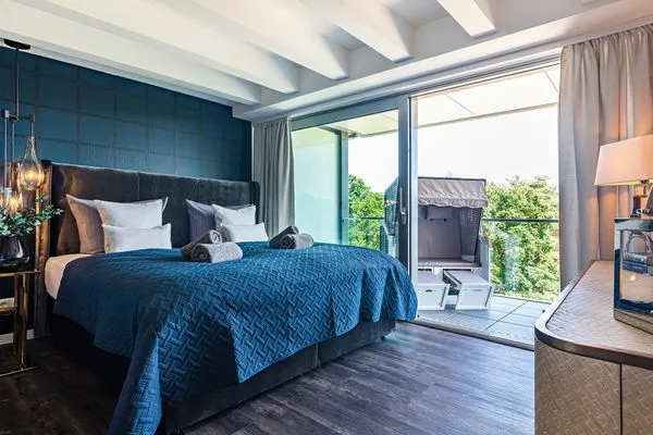 Schlafzimmer 1: Doppelbett (180x200), TV, freistehende Badewanne, Zugang zum Balkon  FeWo Goodlife in PRORA - 7.40