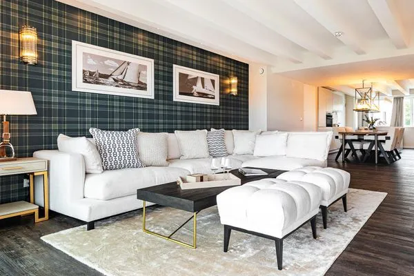 Wohn/Essbereich: Sofa, Sitzbereich, TV, Essbereich, Zugang zum Balkon  FeWo Goodlife in PRORA - 7.40