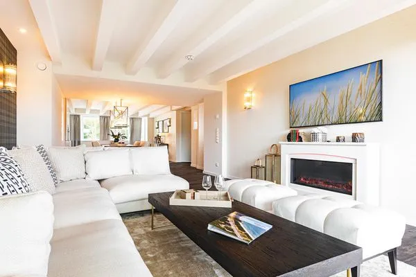 Wohn/Essbereich: Sofa, Sitzbereich, TV, Essbereich, Zugang zum Balkon  FeWo Goodlife in PRORA - 7.40