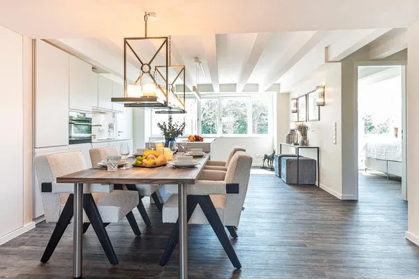 Wohn/Essbereich: Sofa, Sitzbereich, TV, Essbereich, Zugang zum Balkon  FeWo Goodlife in PRORA - 7.40