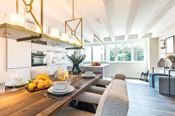 Wohn/Essbereich: Sofa, Sitzbereich, TV, Essbereich, Zugang zum Balkon  FeWo Goodlife in PRORA - 7.40