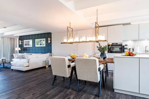 Wohn/Essbereich: Sofa, Sitzbereich, TV, Essbereich, Zugang zum Balkon  FeWo Goodlife in PRORA - 7.40