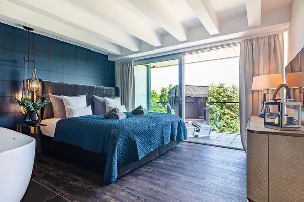 Schlafzimmer 1: Doppelbett (180x200), TV, freistehende Badewanne, Zugang zum Balkon  FeWo Goodlife in PRORA - 7.40