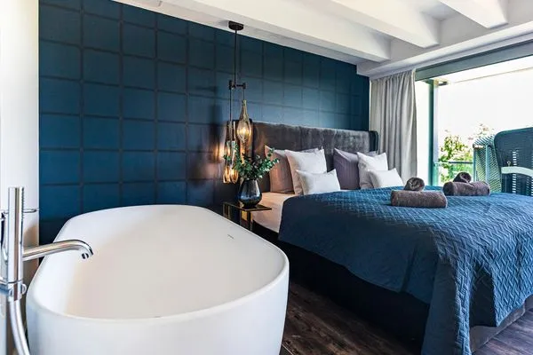 Schlafzimmer 1: Doppelbett (180x200), TV, freistehende Badewanne, Zugang zum Balkon  FeWo Goodlife in PRORA - 7.40