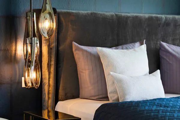 Schlafzimmer 1: Doppelbett (180x200), TV, freistehende Badewanne, Zugang zum Balkon  FeWo Goodlife in PRORA - 7.40