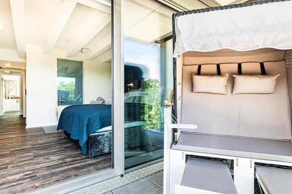 Schlafzimmer 1: Doppelbett (180x200), TV, freistehende Badewanne, Zugang zum Balkon  FeWo Goodlife in PRORA - 7.40