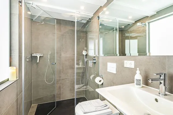Badezimmer 1: Regendusche, WC  FeWo Goodlife in PRORA - 7.40