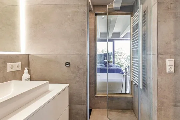 Badezimmer 1: Regendusche, WC  FeWo Goodlife in PRORA - 7.40