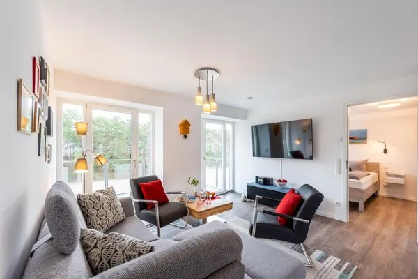 Wohn/Essbereich: Sofa, Flachbildfernseher, Zugang zum Balkon  FeWo Grumsin in PRORA - 4.21