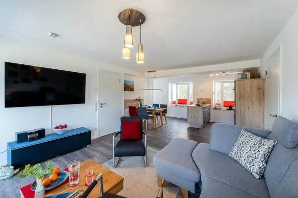 Wohn/Essbereich: Sofa, Flachbildfernseher, Zugang zum Balkon  FeWo Grumsin in PRORA - 4.21