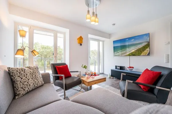 Wohn/Essbereich: Sofa, Flachbildfernseher, Zugang zum Balkon  FeWo Grumsin in PRORA - 4.21