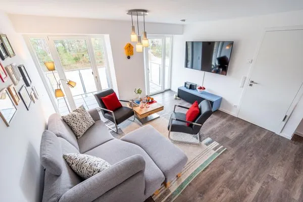 Wohn/Essbereich: Sofa, Flachbildfernseher, Zugang zum Balkon  FeWo Grumsin in PRORA - 4.21