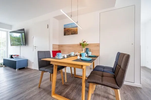 Wohn/Essbereich: Sofa, Flachbildfernseher, Zugang zum Balkon  FeWo Grumsin in PRORA - 4.21