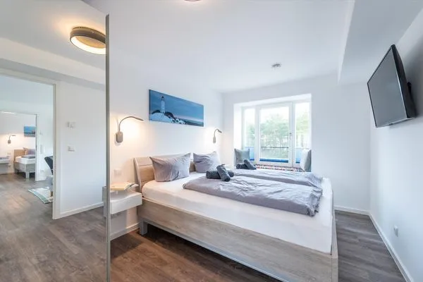 Schlafzimmer 1: Doppelbett (180x200), Kleiderschrank, TV  FeWo Grumsin in PRORA - 4.21