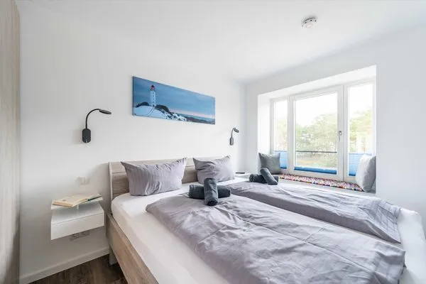 Schlafzimmer 1: Doppelbett (180x200), Kleiderschrank, TV  FeWo Grumsin in PRORA - 4.21