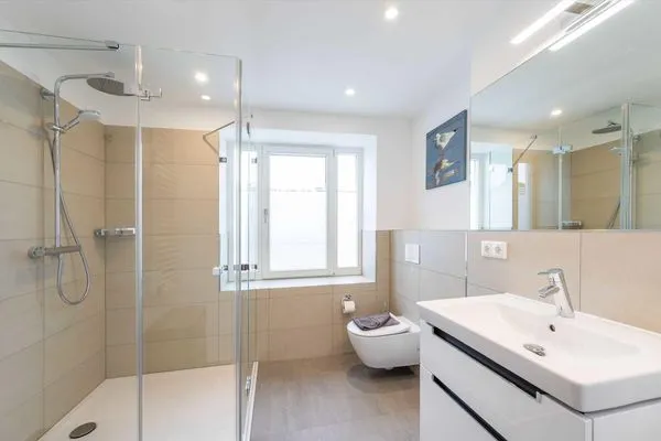 Badezimmer 1: Regendusche, WC, Haartrockner  FeWo Grumsin in PRORA - 4.21