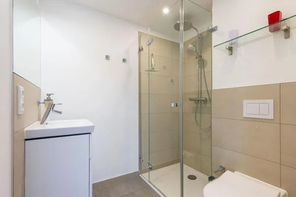 Badezimmer 2: Regendusche, WC,  FeWo Grumsin in PRORA - 4.21