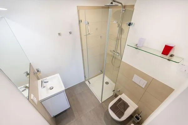 Badezimmer 2: Regendusche, WC,  FeWo Grumsin in PRORA - 4.21