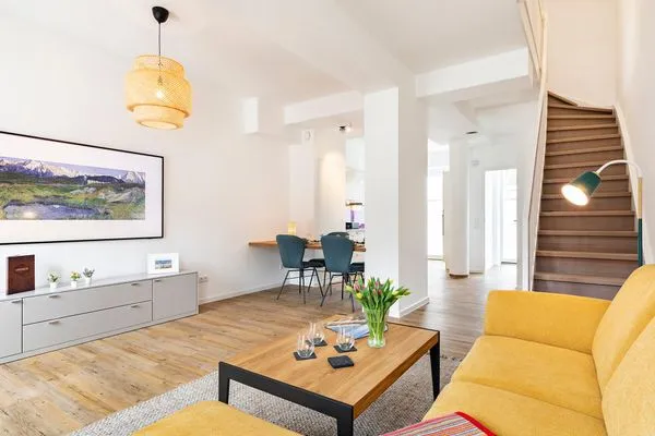 Wohn/Essbereich: Sofa, Sitzbereich, Essbereich, TV--Flachbild, Zugang zur Terrasse  FeWo HAPPY in PRORA - 4.02