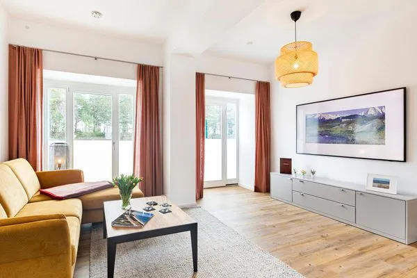 Wohn/Essbereich: Sofa, Sitzbereich, Essbereich, TV--Flachbild, Zugang zur Terrasse  FeWo HAPPY in PRORA - 4.02