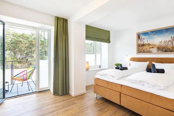 Schlafzimmer 1 (Seeseite): 1 Doppelbett (180x200), TV-Flachbild, Zugang zum Balkon  FeWo HAPPY in PRORA - 4.02