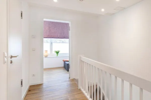 Schlafzimmer 1 (Seeseite): 1 Doppelbett (180x200), TV-Flachbild, Zugang zum Balkon  FeWo HAPPY in PRORA - 4.02