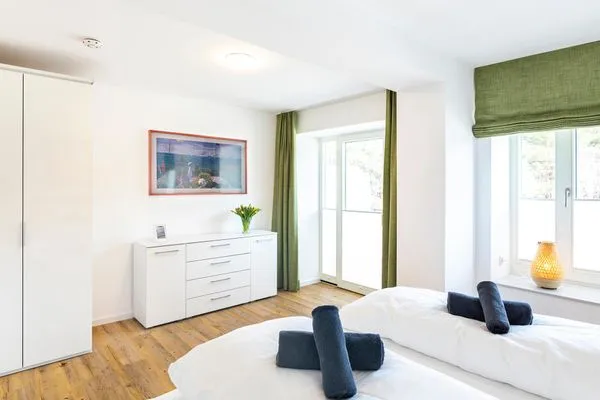 Schlafzimmer 1 (Seeseite): 1 Doppelbett (180x200), TV-Flachbild, Zugang zum Balkon  FeWo HAPPY in PRORA - 4.02