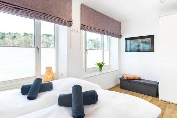 Schlafzimmer 2 (Landseite): 1 Doppelbett (140x200), TV-Flachbild  FeWo HAPPY in PRORA - 4.02