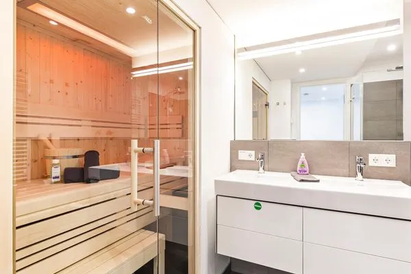 Badezimmer: Regendusche, WC, Waschbecken, Haartrockner  FeWo HAPPY in PRORA - 4.02