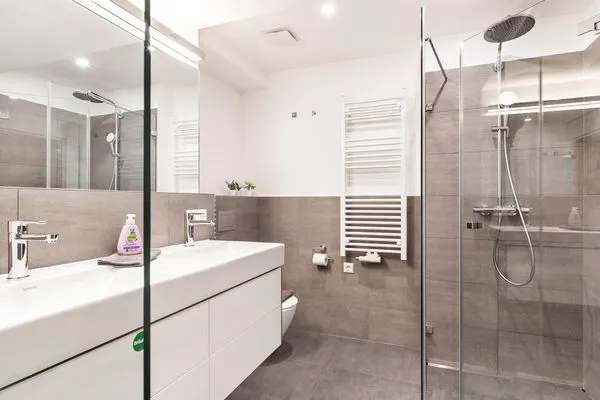 Badezimmer: Regendusche, WC, Waschbecken, Haartrockner  FeWo HAPPY in PRORA - 4.02