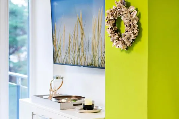 Wohn/Essbereich: Schlafsofa, Sitzbereich, Essbereich, TV, Zugang zum Balkon  FeWo Have a nice Day in PRORA - 5.33