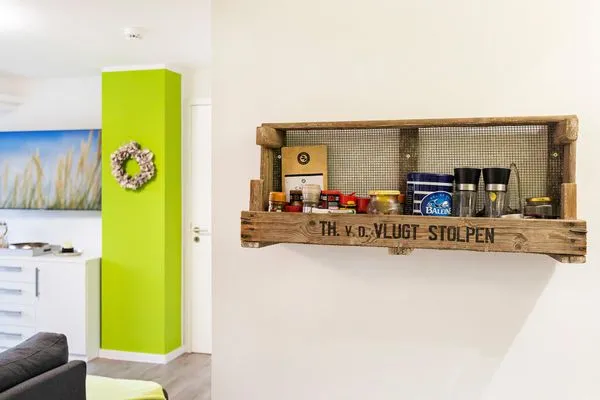 Wohn/Essbereich: Schlafsofa, Sitzbereich, Essbereich, TV, Zugang zum Balkon  FeWo Have a nice Day in PRORA - 5.33