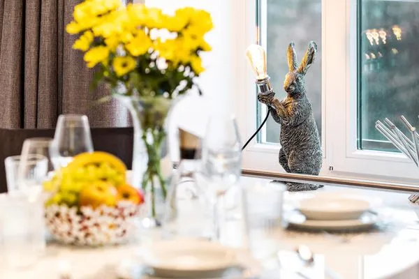 Wohn/Essbereich: Schlafsofa, Sitzbereich, Essbereich, TV, Zugang zum Balkon  FeWo Have a nice Day in PRORA - 5.33