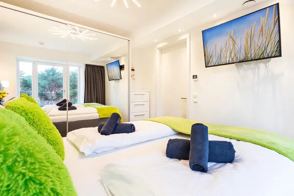 Schlafzimmer 1: Doppelbett (180x200), TV  FeWo Have a nice Day in PRORA - 5.33