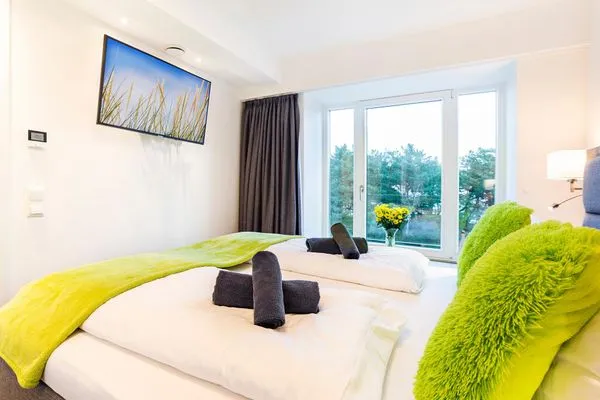 Schlafzimmer 1: Doppelbett (180x200), TV  FeWo Have a nice Day in PRORA - 5.33