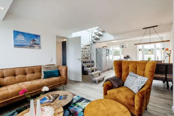 Wohn/Essbereich: Sofa, Sitzbereich, Essbereich, TV, Zugang zum Balkon  FeWo Heimathafen Dachterrasse in PRORA - 5.55