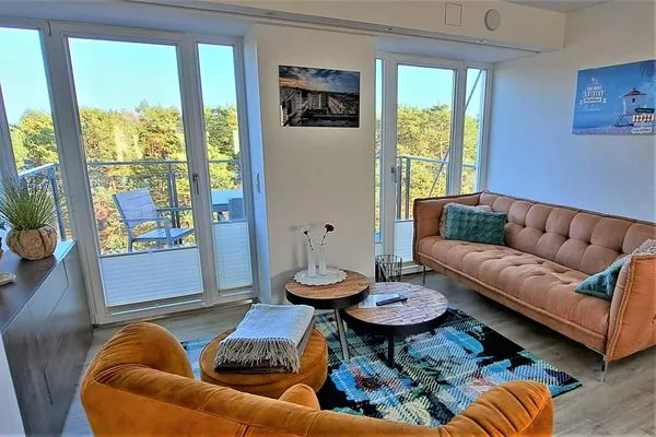 Wohn/Essbereich: Sofa, Sitzbereich, Essbereich, TV, Zugang zum Balkon  FeWo Heimathafen Dachterrasse in PRORA - 5.55