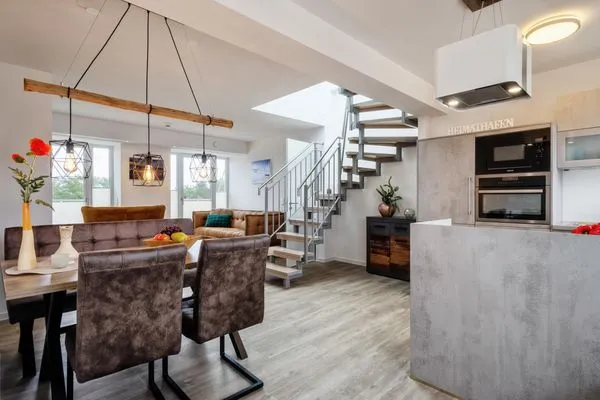 Wohn/Essbereich: Sofa, Sitzbereich, Essbereich, TV, Zugang zum Balkon  FeWo Heimathafen Dachterrasse in PRORA - 5.55