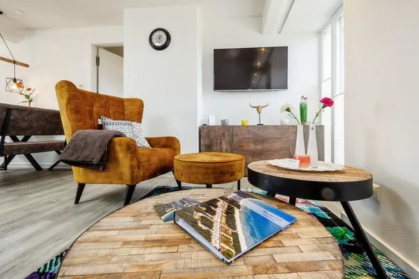 Wohn/Essbereich: Sofa, Sitzbereich, Essbereich, TV, Zugang zum Balkon  FeWo Heimathafen Dachterrasse in PRORA - 5.55