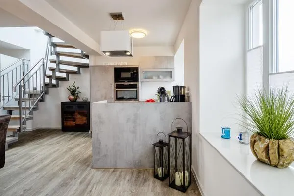 Wohn/Essbereich: Sofa, Sitzbereich, Essbereich, TV, Zugang zum Balkon  FeWo Heimathafen Dachterrasse in PRORA - 5.55