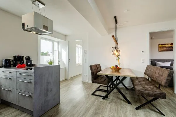 Wohn/Essbereich: Sofa, Sitzbereich, Essbereich, TV, Zugang zum Balkon  FeWo Heimathafen Dachterrasse in PRORA - 5.55