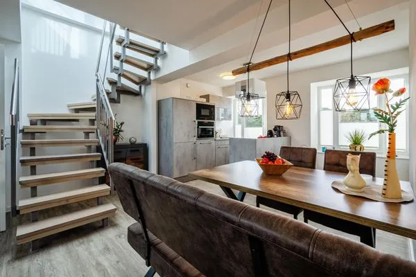 Wohn/Essbereich: Sofa, Sitzbereich, Essbereich, TV, Zugang zum Balkon  FeWo Heimathafen Dachterrasse in PRORA - 5.55