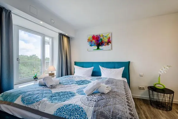 Schlafzimmer 1: Doppelbett (180x200), TV  FeWo Heimathafen Dachterrasse in PRORA - 5.55