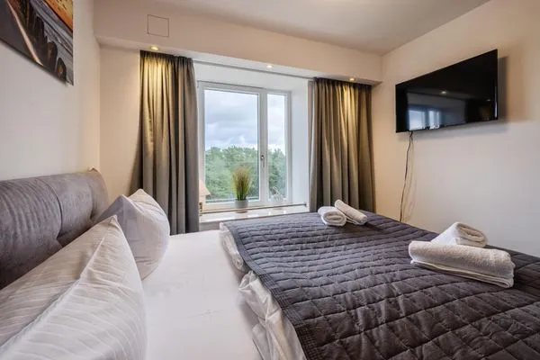 Schlafzimmer 2: Doppelbett (180x200), TV  FeWo Heimathafen Dachterrasse in PRORA - 5.55